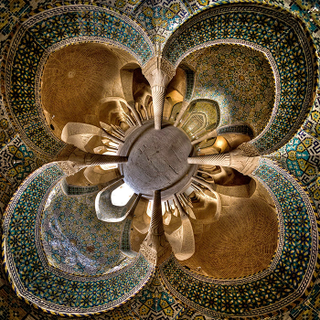 Illustration for article titled Extreme wide angle photos turn mosques into beautiful kaleidoscopes